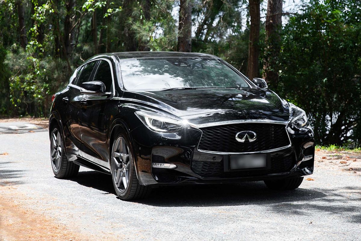 2017 INFINITI Q30 Sport Premium H15