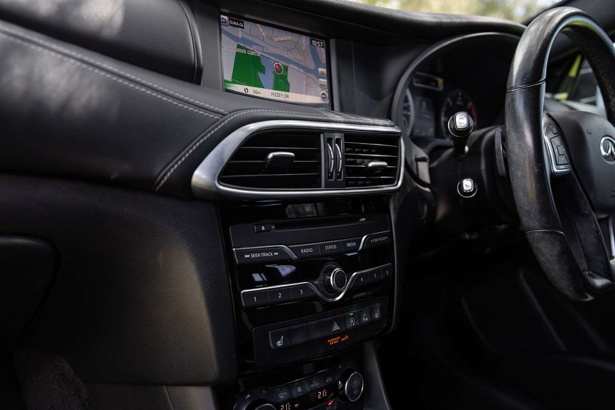 2017 INFINITI Q30 Sport Premium H15