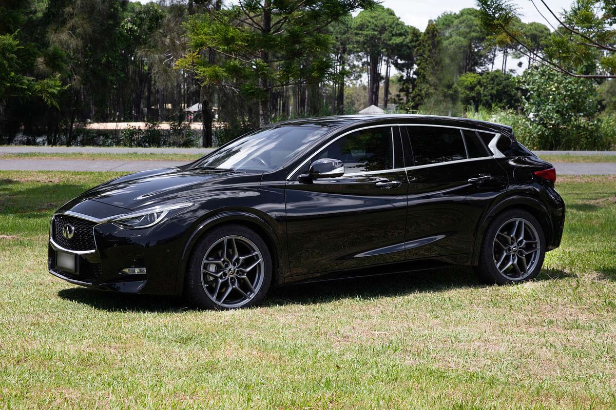 2017 INFINITI Q30 Sport Premium H15