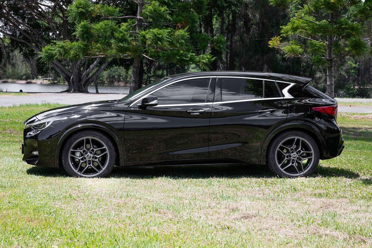 2017 INFINITI Q30 Sport Premium H15