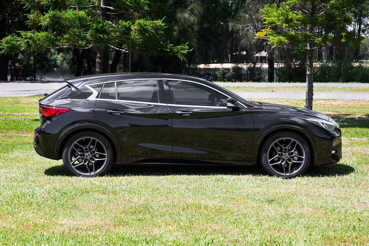 2017 INFINITI Q30 Sport Premium H15