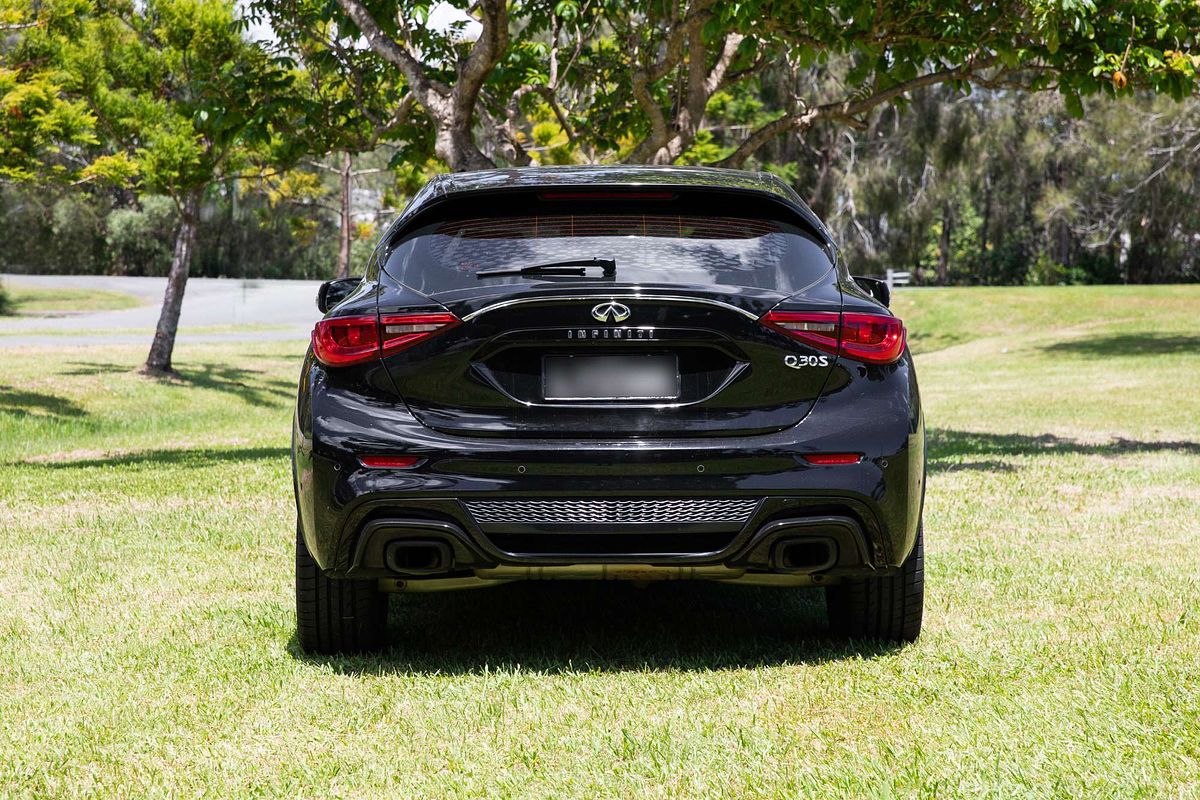 2017 INFINITI Q30 Sport Premium H15