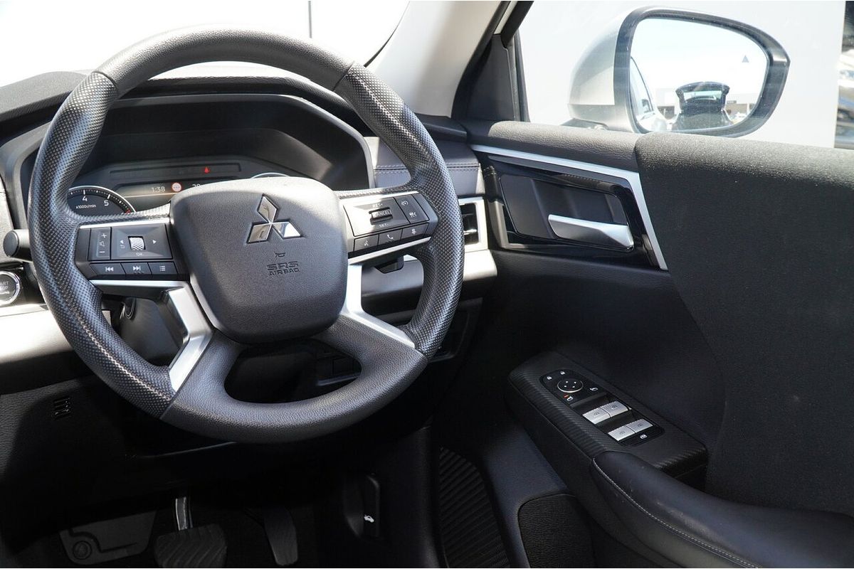2023 Mitsubishi Outlander ES ZM