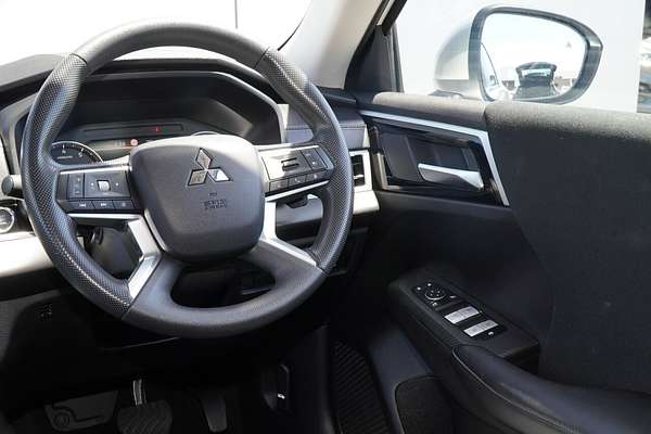 2023 Mitsubishi Outlander ES ZM
