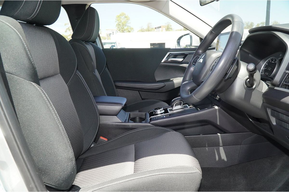 2023 Mitsubishi Outlander ES ZM