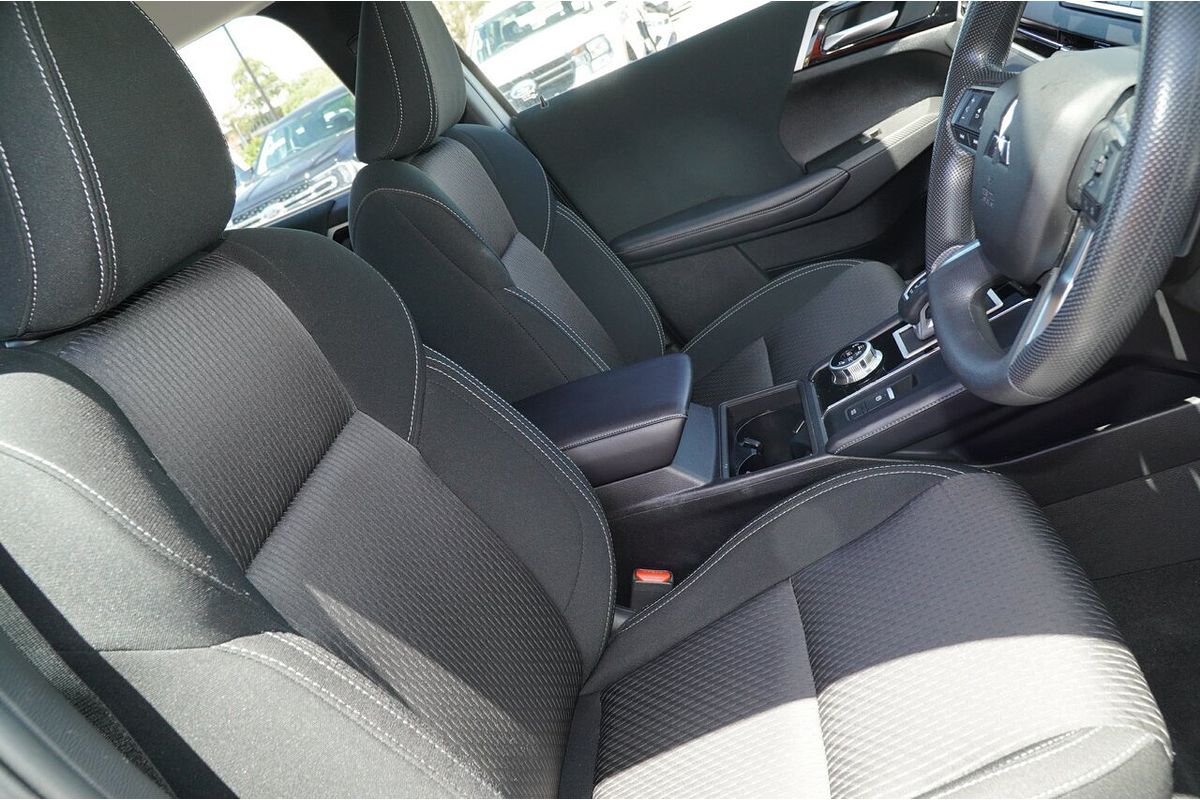2023 Mitsubishi Outlander ES ZM