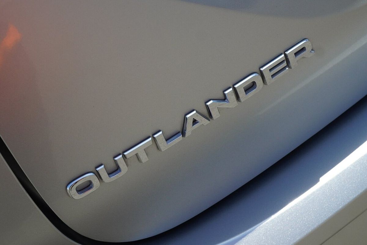 2023 Mitsubishi Outlander ES ZM