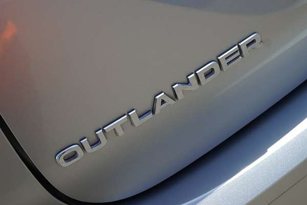 2023 Mitsubishi Outlander ES ZM