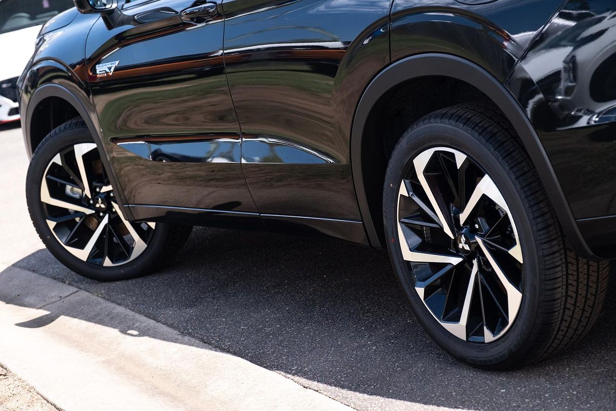 2024 Mitsubishi Outlander PHEV Exceed ZM