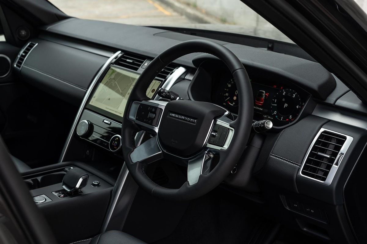 2024 Land Rover Discovery D300 Dynamic SE Series 5