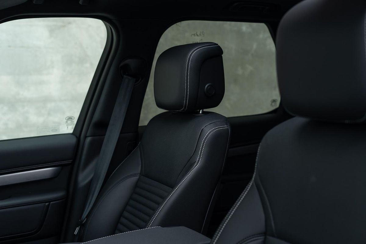 2024 Land Rover Discovery D300 Dynamic SE Series 5