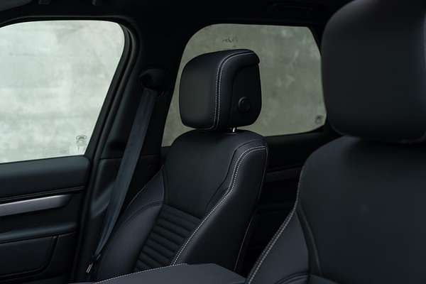2024 Land Rover Discovery D300 Dynamic SE Series 5