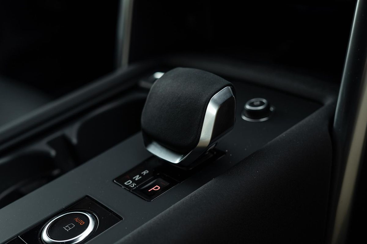 2024 Land Rover Discovery D300 Dynamic SE Series 5