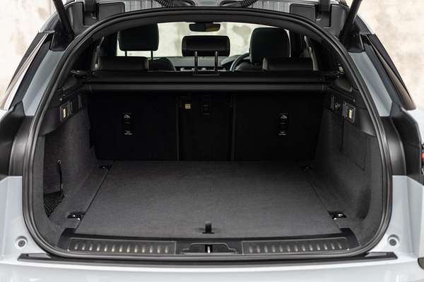 2023 Land Rover Range Rover Velar P250 Dynamic SE L560