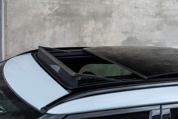 2023 Land Rover Range Rover Velar P250 Dynamic SE L560