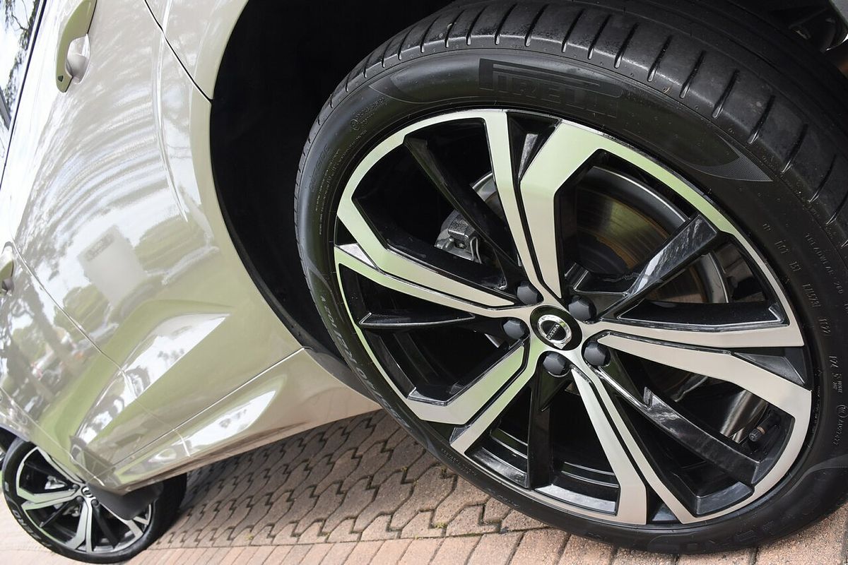 2022 Volvo XC60 Recharge Ultimate T8 Plug-In Hybrid