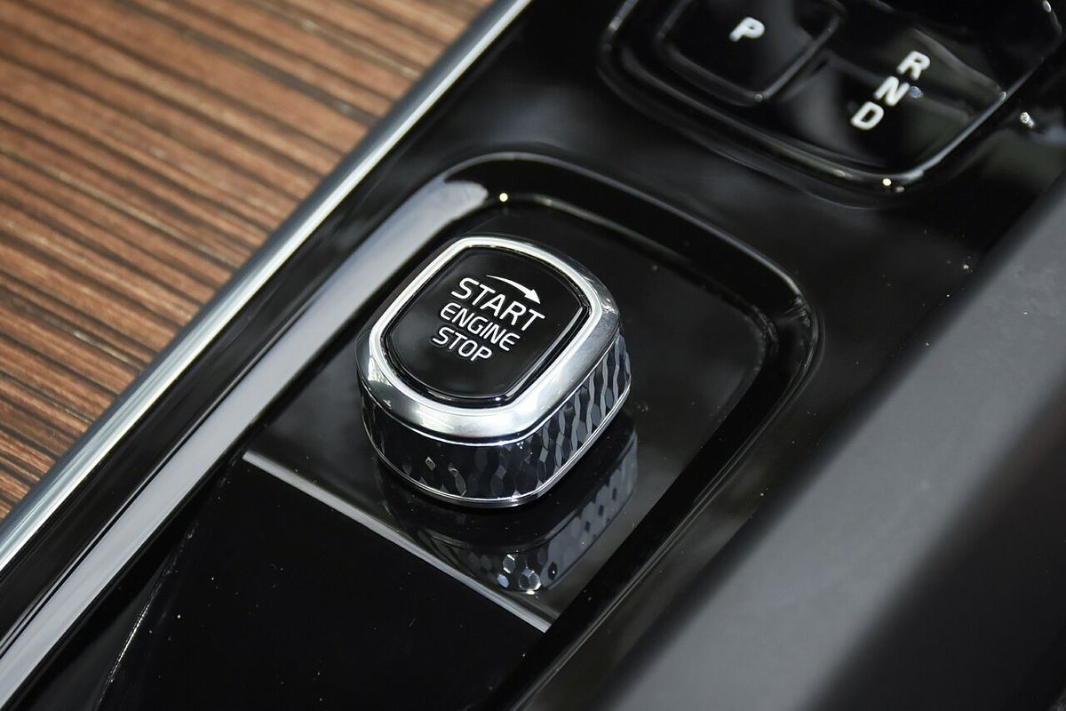 2022 Volvo XC60 Recharge Ultimate T8 Plug-In Hybrid
