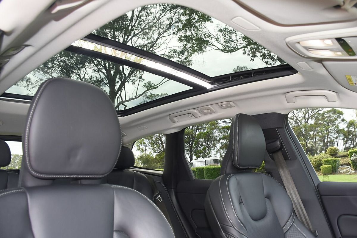 2022 Volvo XC60 Recharge Ultimate T8 Plug-In Hybrid
