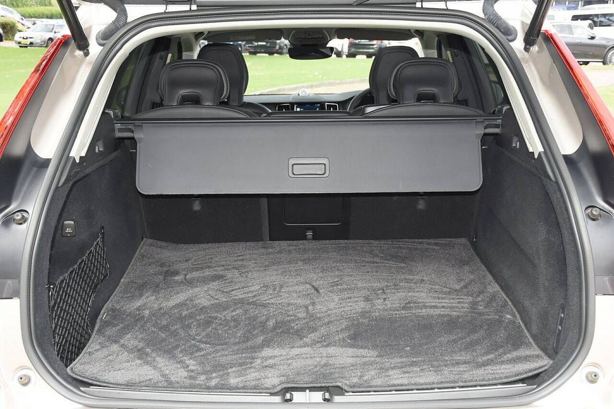 2022 Volvo XC60 Recharge Ultimate T8 Plug-In Hybrid