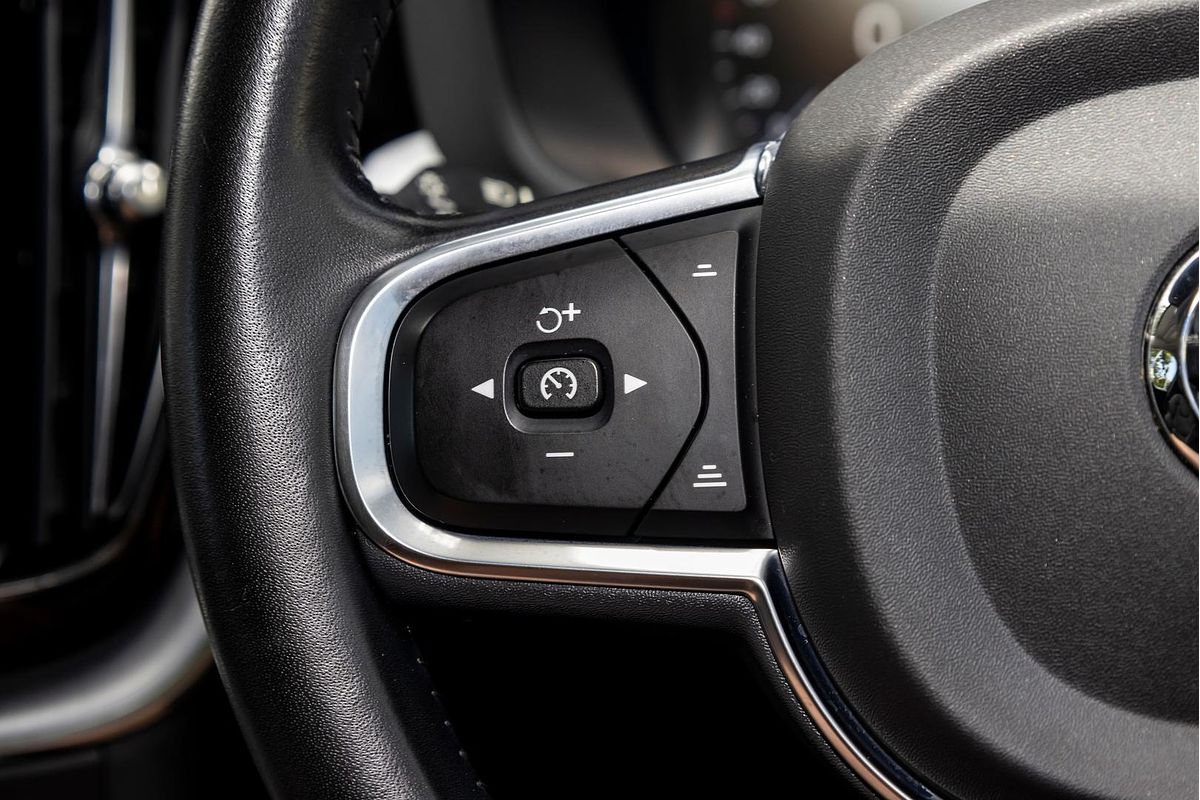 2021 Volvo XC60 T5 Momentum