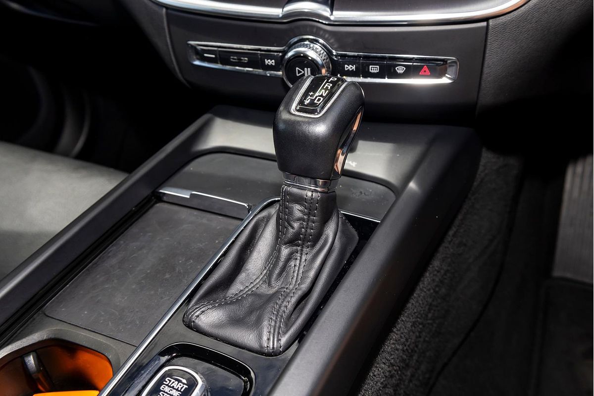 2021 Volvo XC60 T5 Momentum