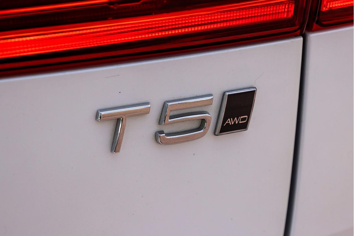 2021 Volvo XC60 T5 Momentum