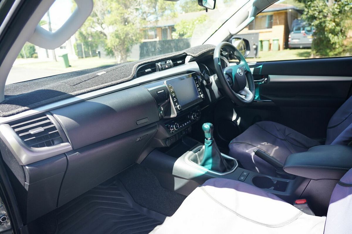 2020 Toyota Hilux SR5 (4x4) GUN126R Facelift 4X4