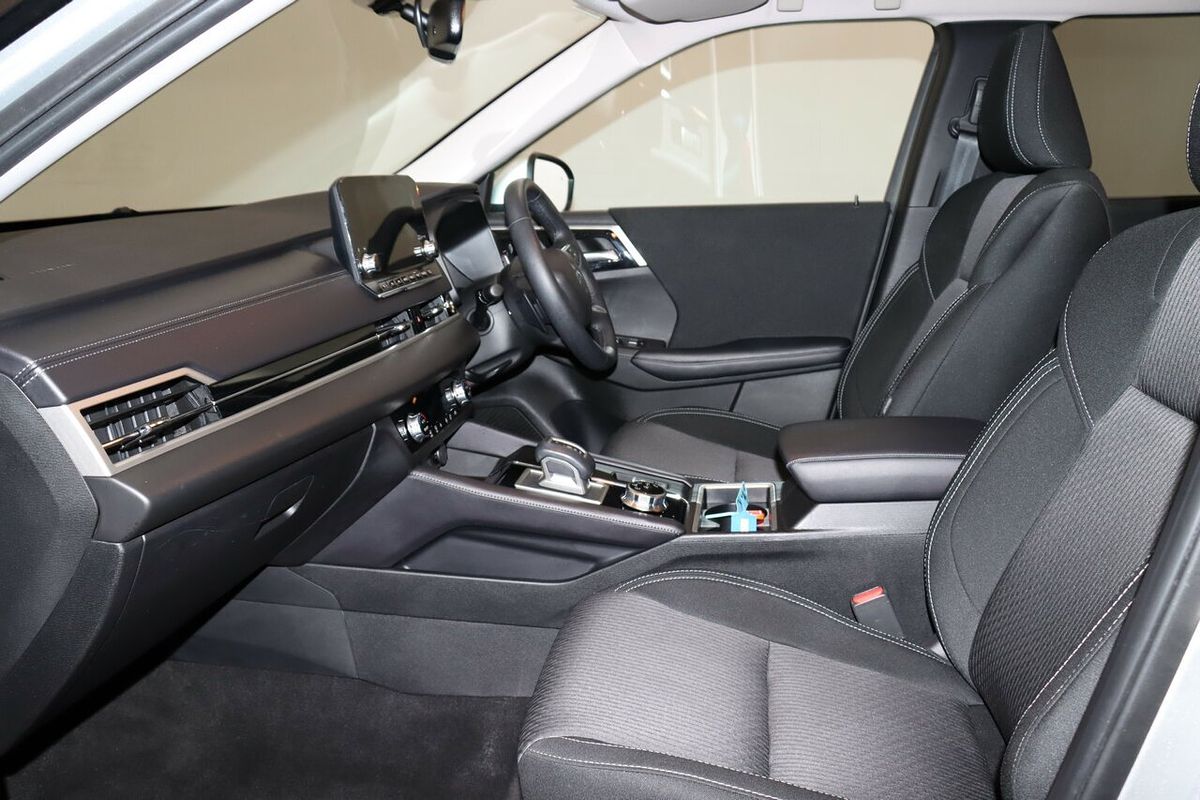 2023 Mitsubishi Outlander LS ZM