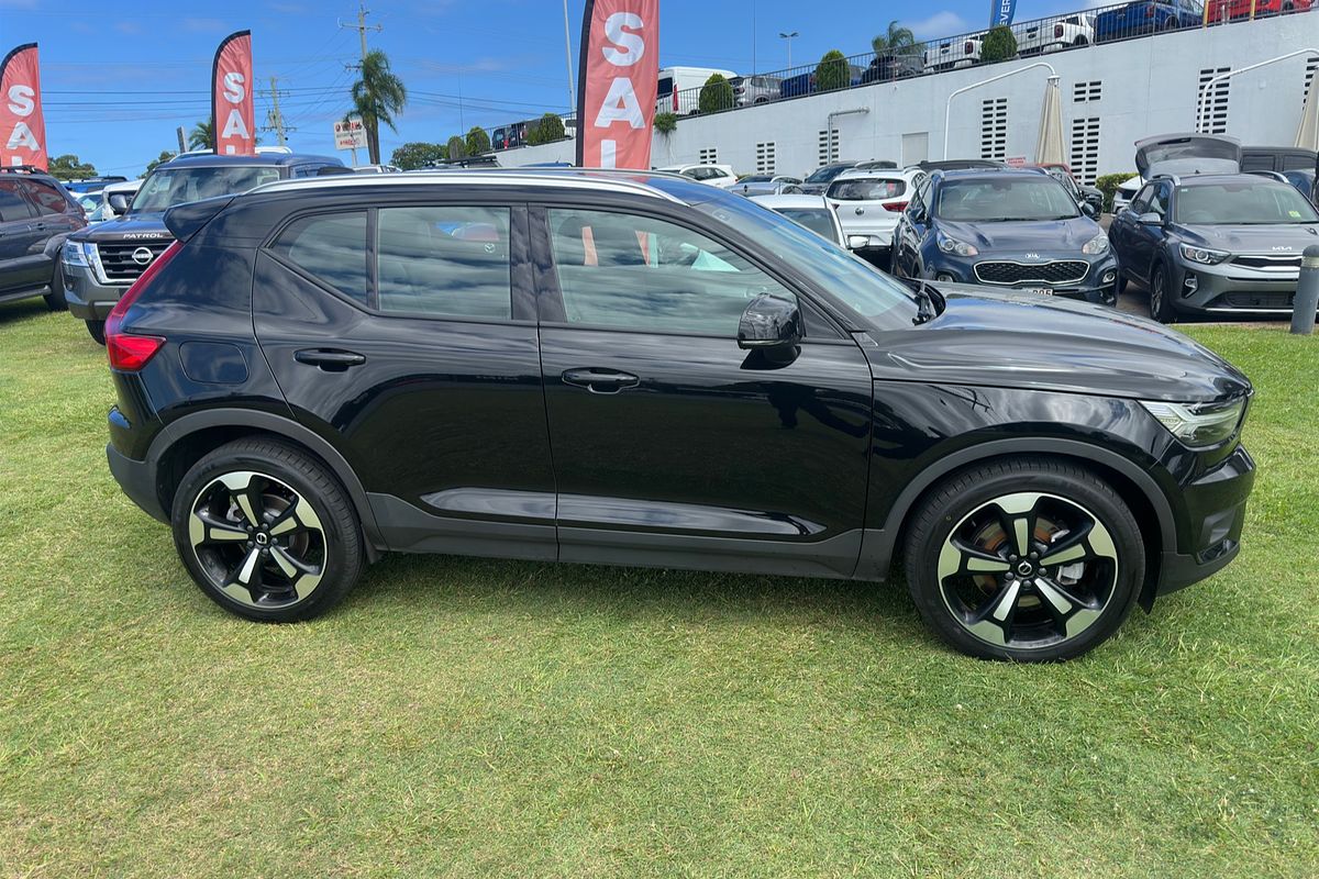 2021 Volvo XC40 T4 Momentum