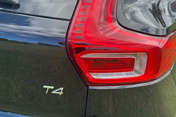 2021 Volvo XC40 T4 Momentum