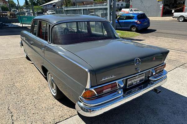 1962 Mercedes-Benz 220S W111
