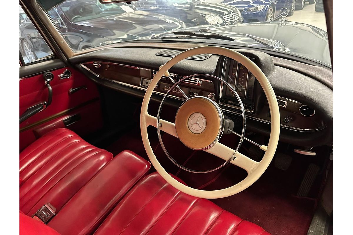 1962 Mercedes-Benz 220S W111