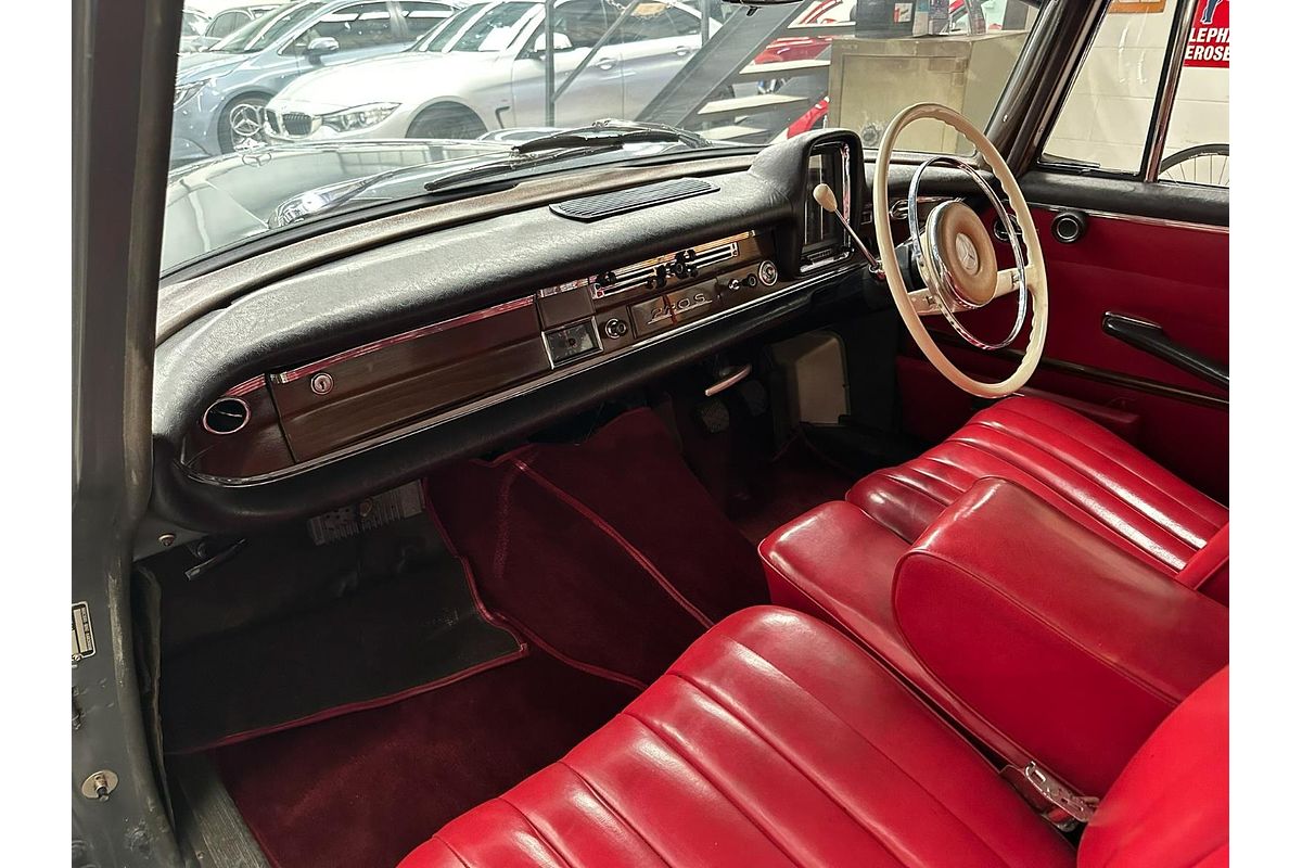 1962 Mercedes-Benz 220S W111