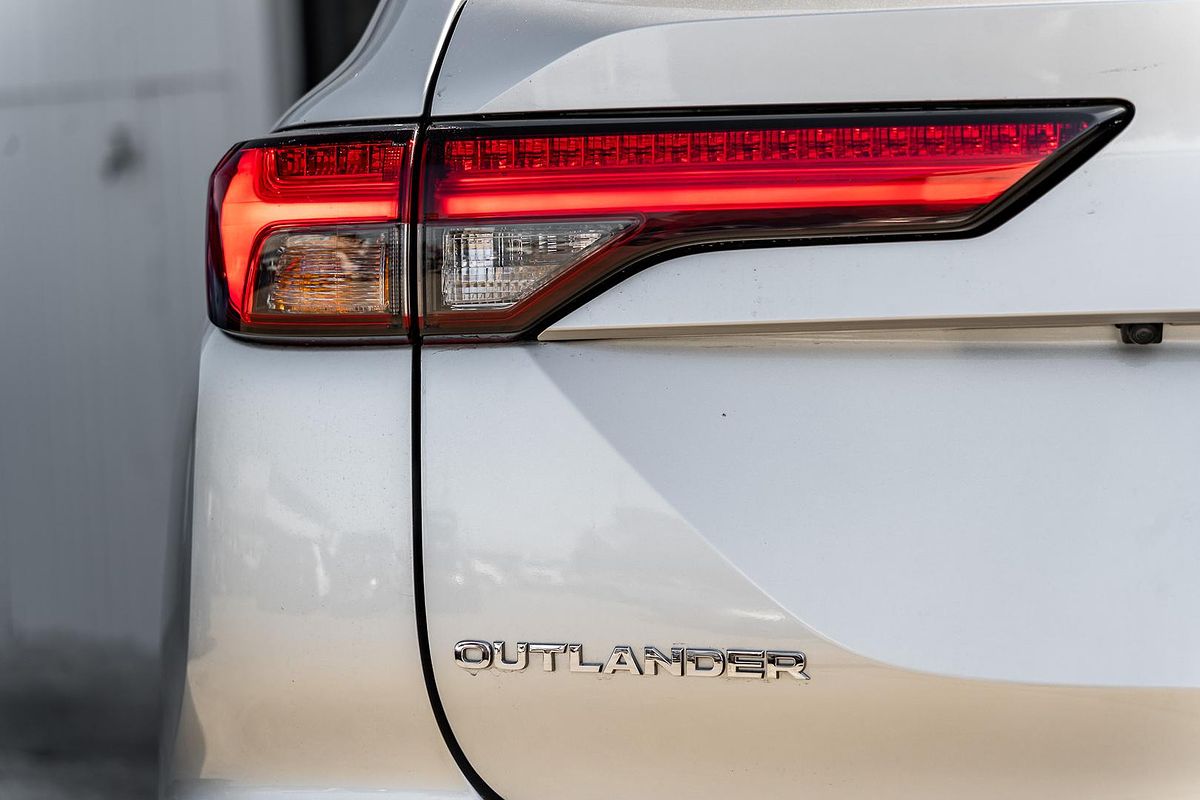 2023 Mitsubishi Outlander ES ZM