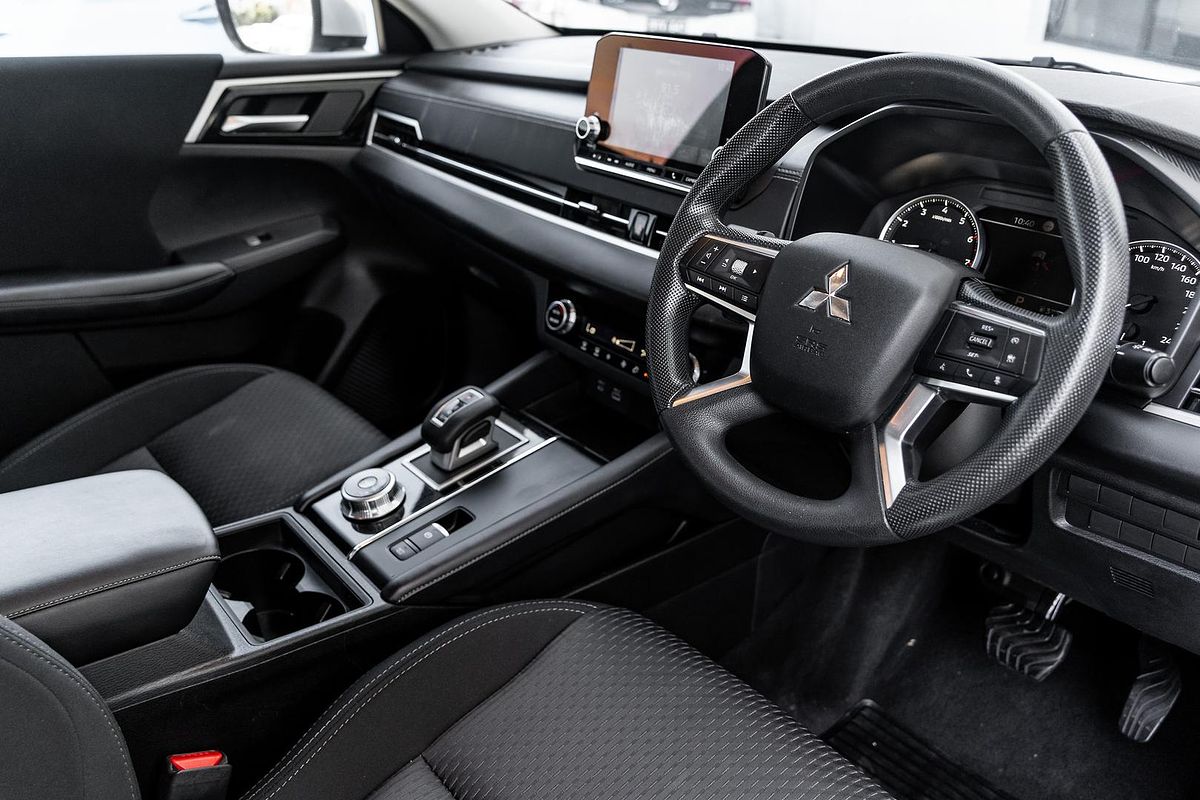 2023 Mitsubishi Outlander ES ZM