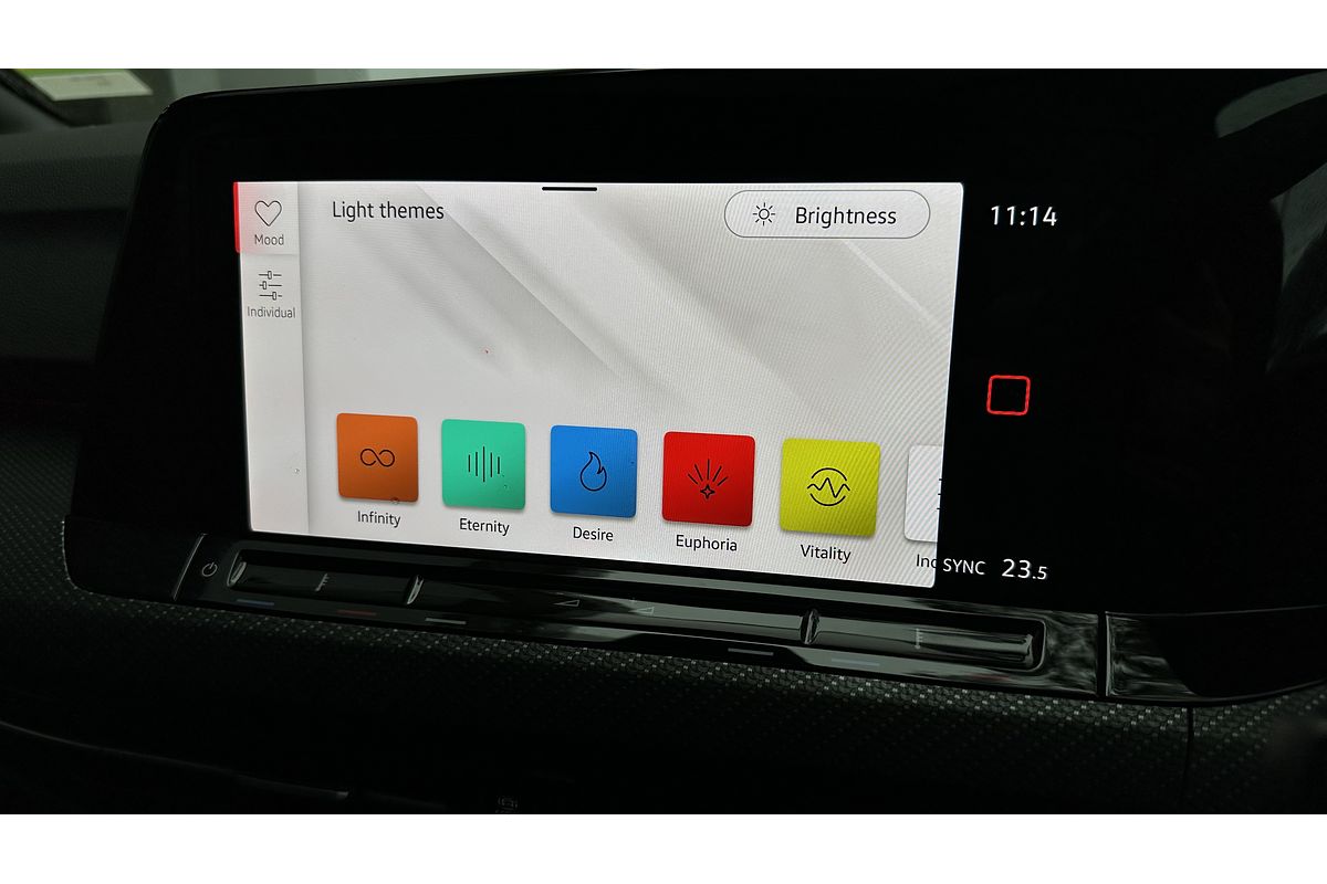2024 Volkswagen Golf 110TSI R-Line 8
