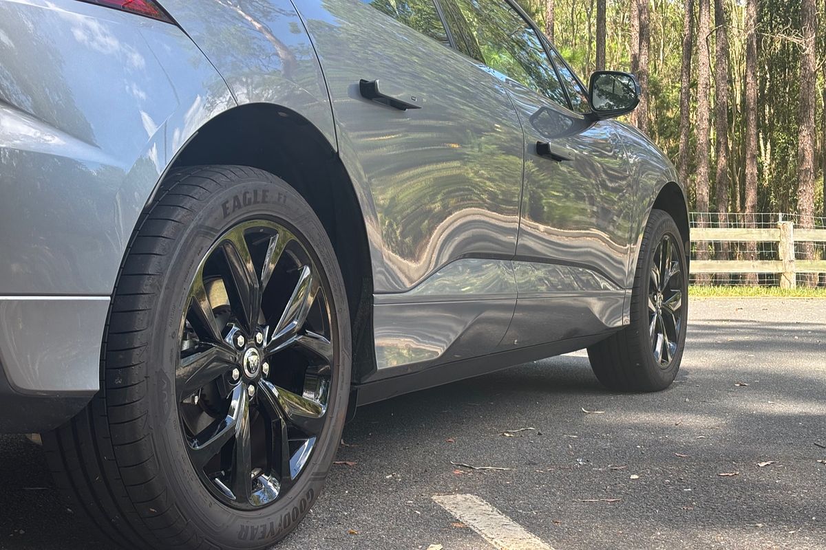 2023 Jaguar I-PACE EV400 R-Dynamic SE X590