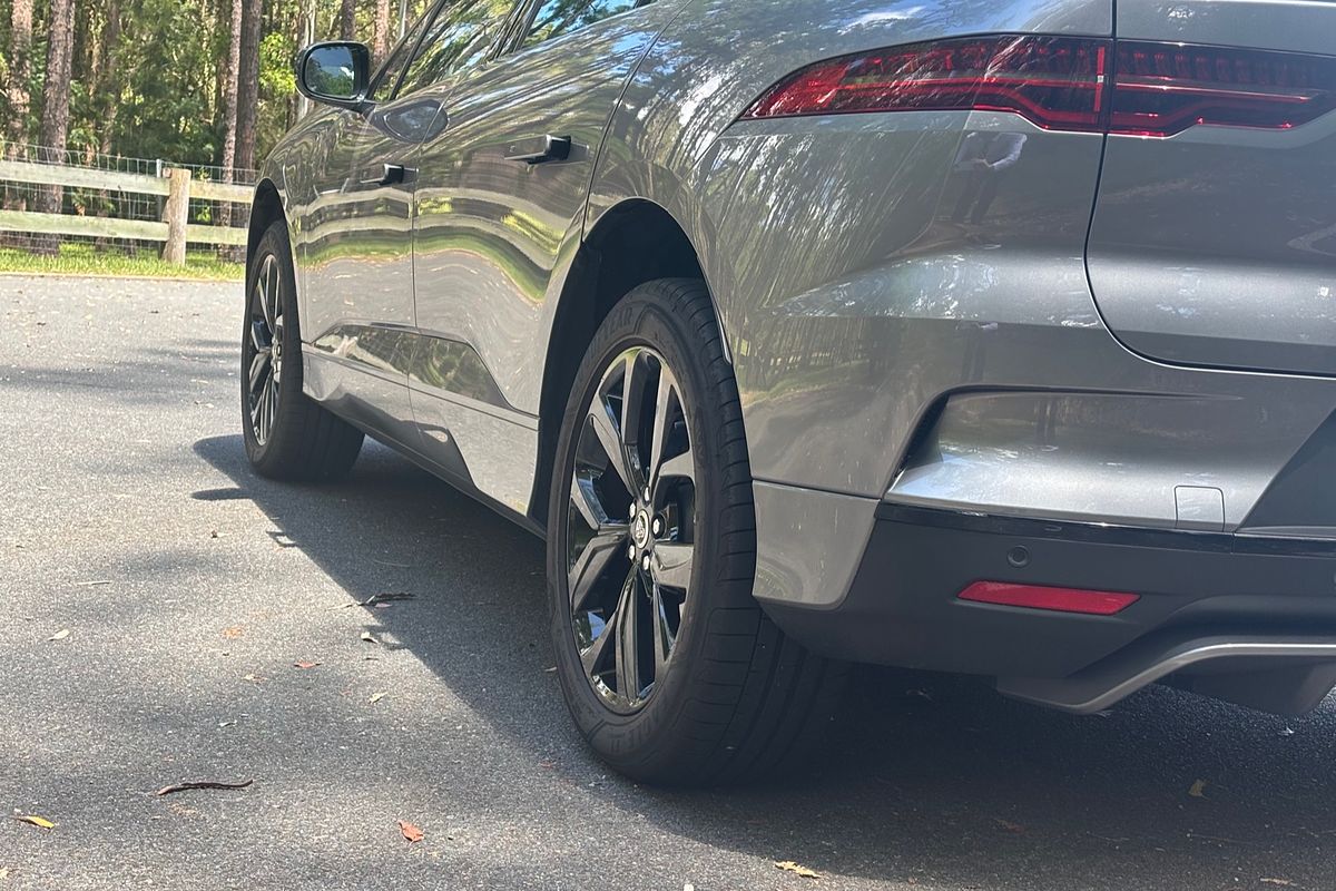 2023 Jaguar I-PACE EV400 R-Dynamic SE X590