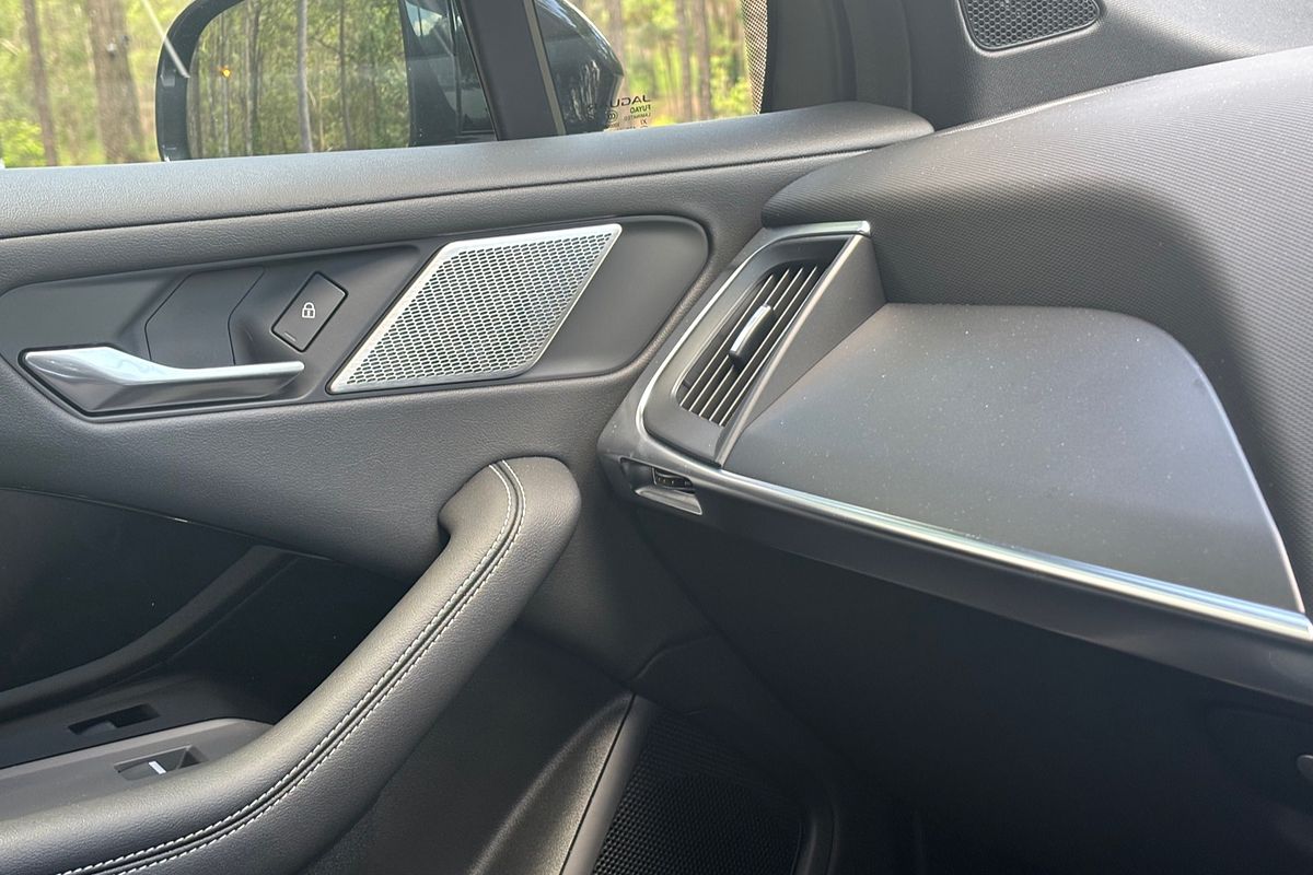 2023 Jaguar I-PACE EV400 R-Dynamic SE X590