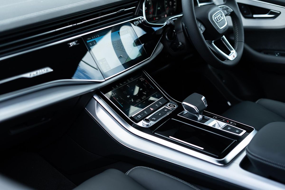 2025 Audi Q8 55 TFSI S line F1