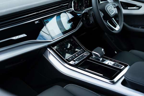 2025 Audi Q8 55 TFSI S line F1
