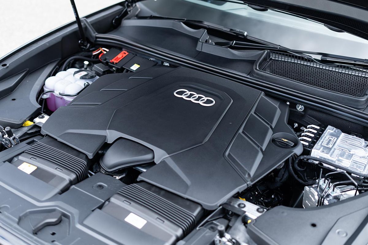 2025 Audi Q8 55 TFSI S line F1
