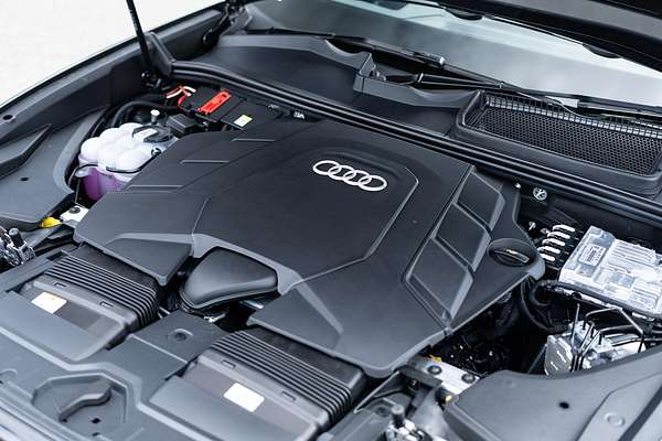 2025 Audi Q8 55 TFSI S line F1