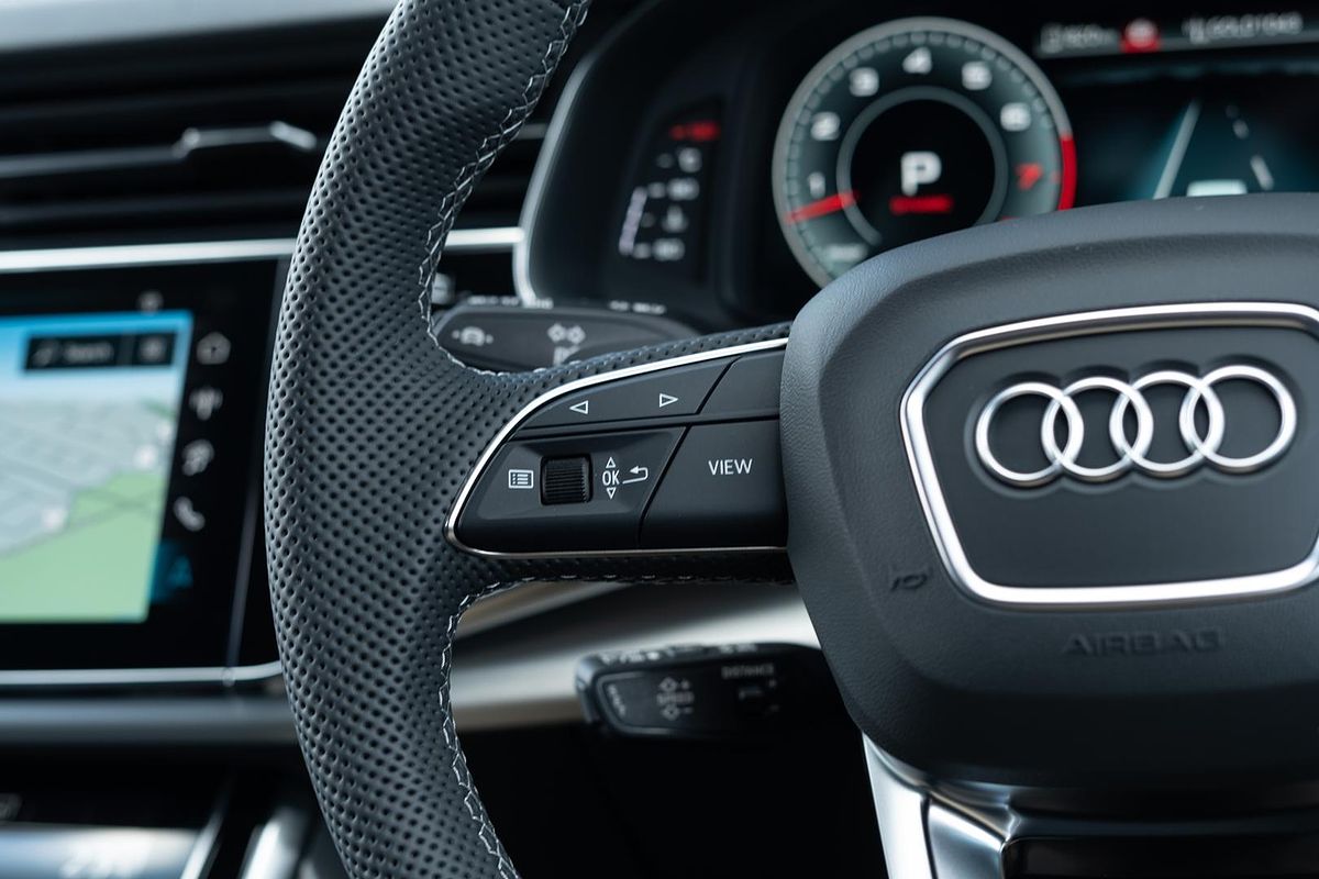 2025 Audi Q8 55 TFSI S line F1