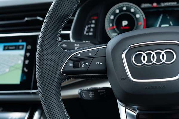 2025 Audi Q8 55 TFSI S line F1