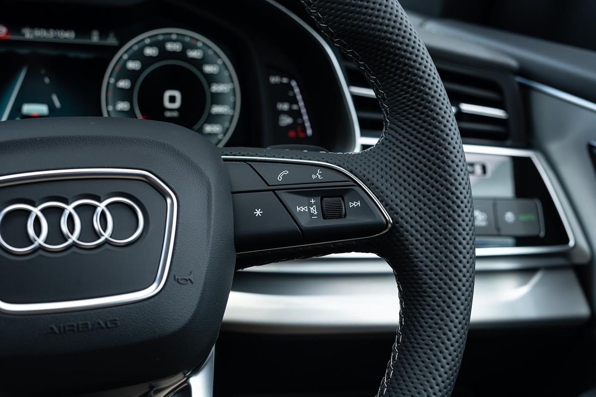 2025 Audi Q8 55 TFSI S line F1