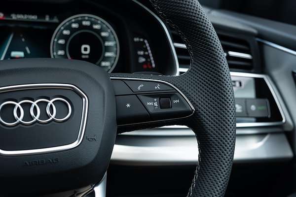 2025 Audi Q8 55 TFSI S line F1
