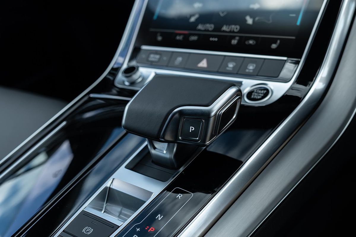 2025 Audi Q8 55 TFSI S line F1