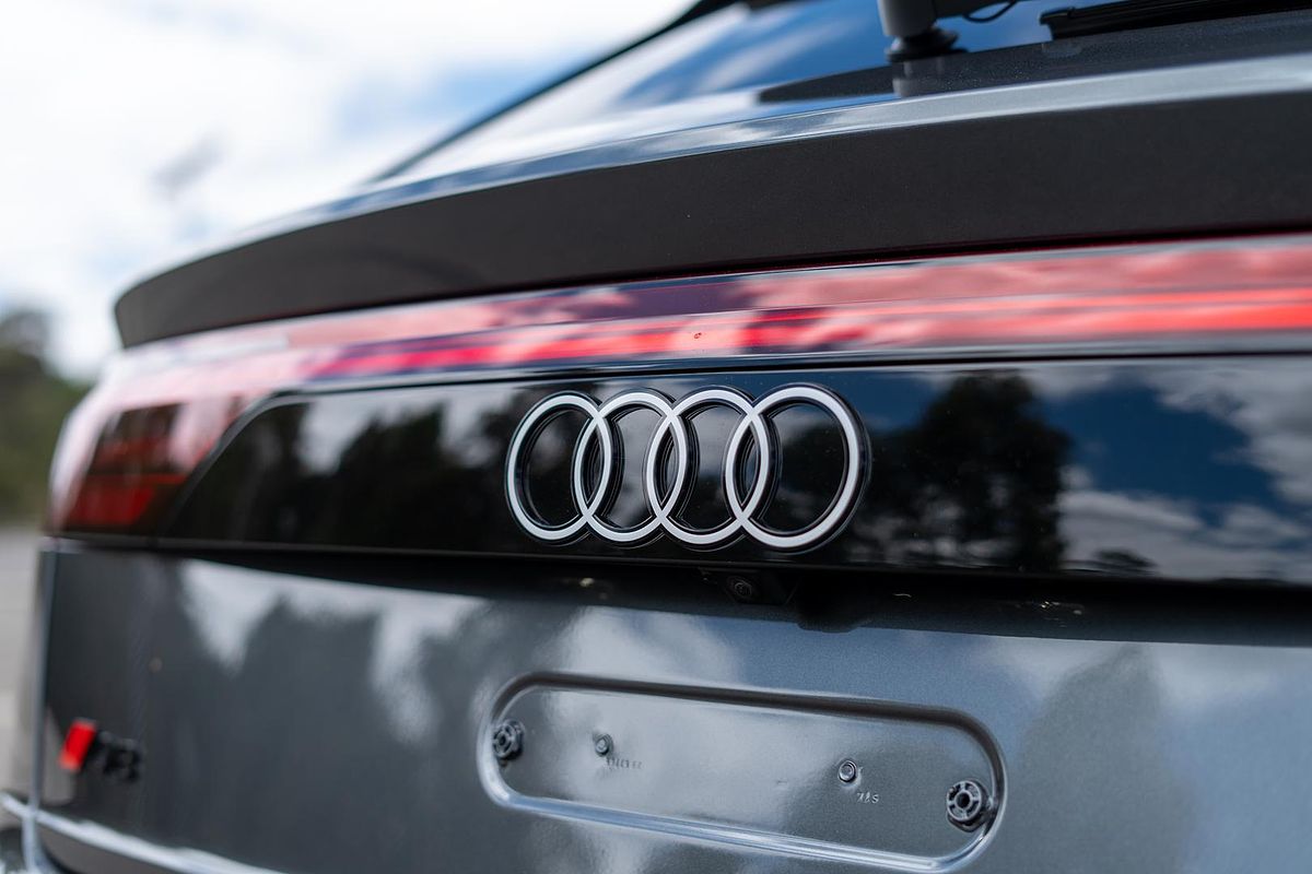 2025 Audi Q8 55 TFSI S line F1