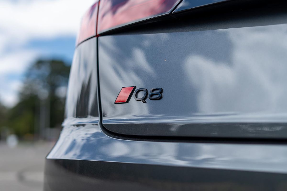 2025 Audi Q8 55 TFSI S line F1